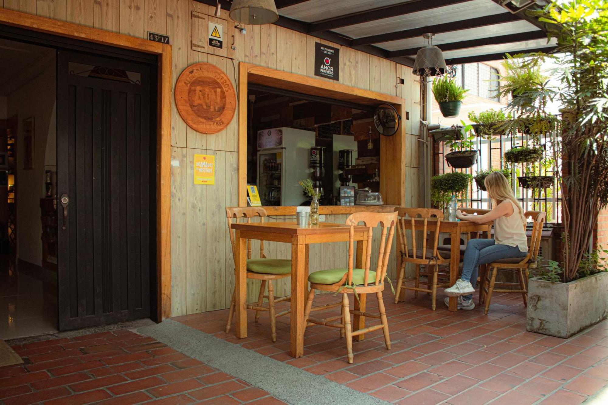 Adn Algo De Nosotros - Malaika Hostel Medellin Exterior photo