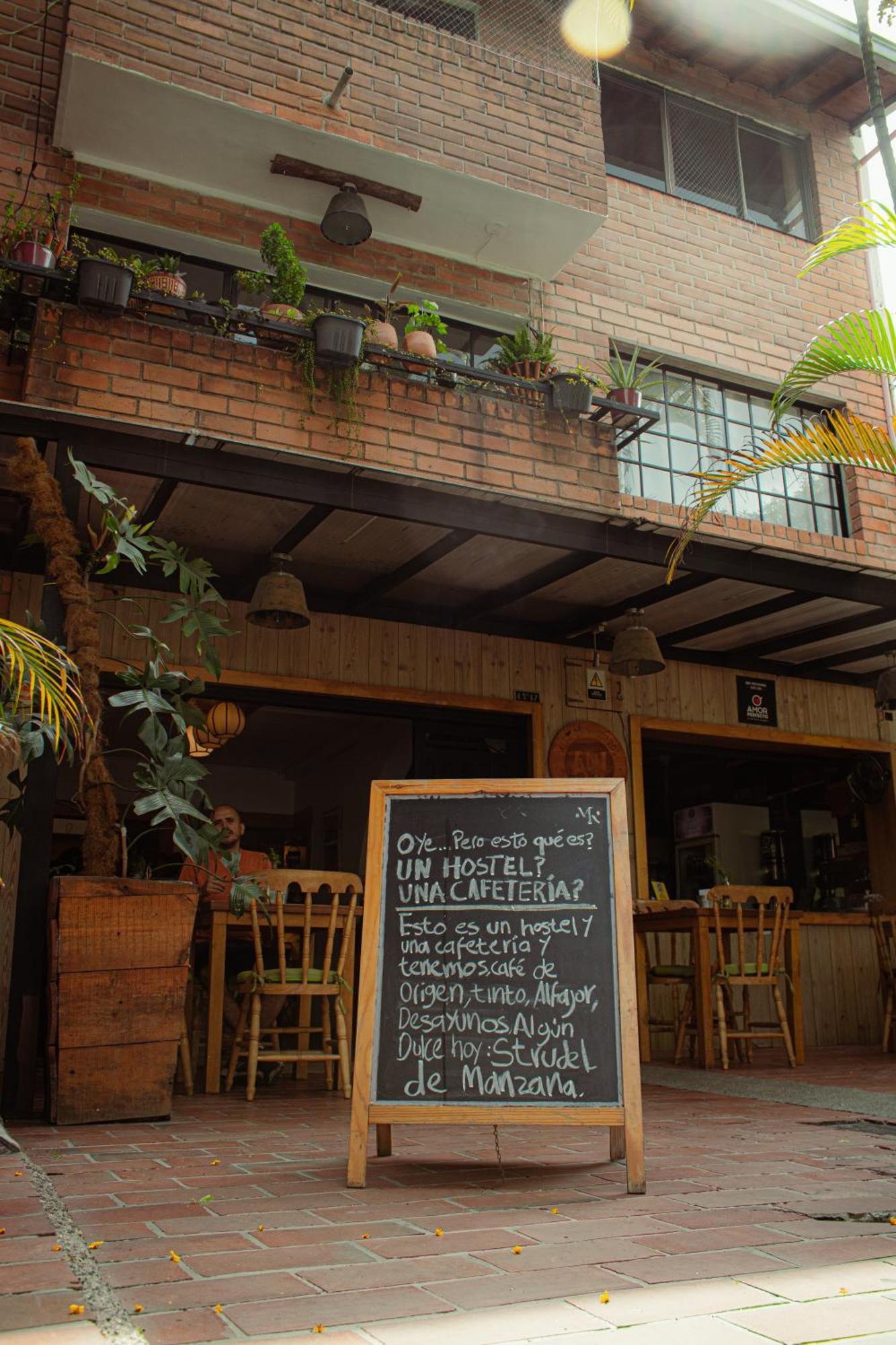 Adn Algo De Nosotros - Malaika Hostel Medellin Exterior photo